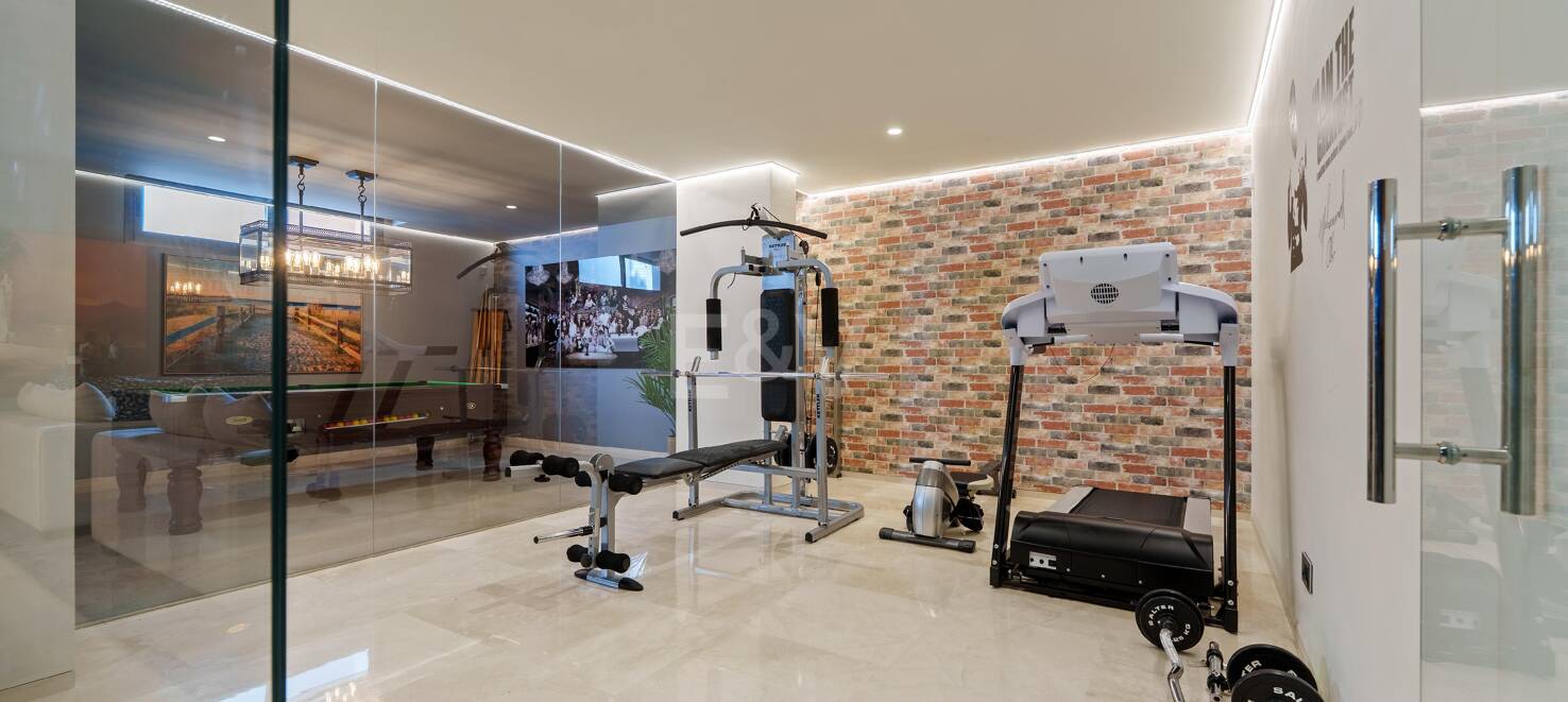 Moderne Villa in geschlossener Wohnanlage in Nueva Andalucía