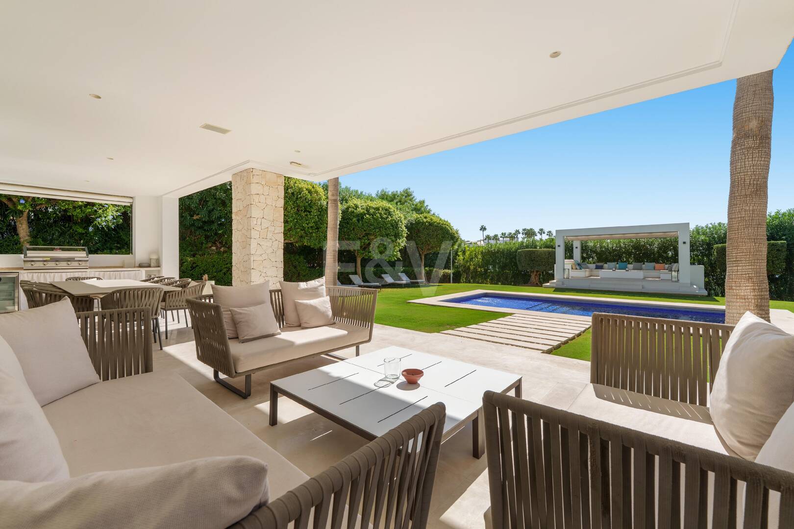 Villa contemporánea en comunidad cerrada en Nueva Andalucía