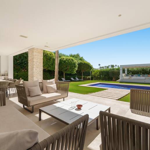 Moderne Villa in geschlossener Wohnanlage in Nueva Andalucía