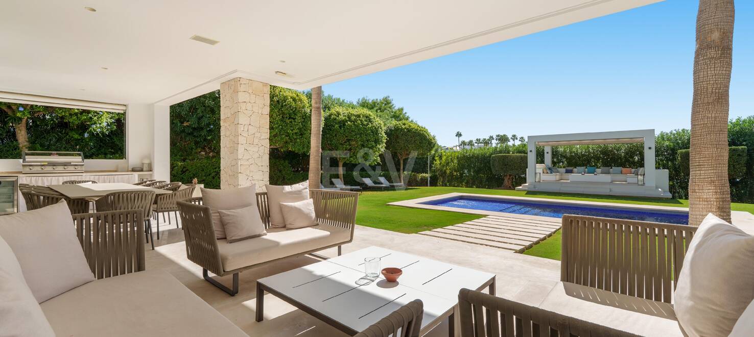 Moderne Villa in geschlossener Wohnanlage in Nueva Andalucía