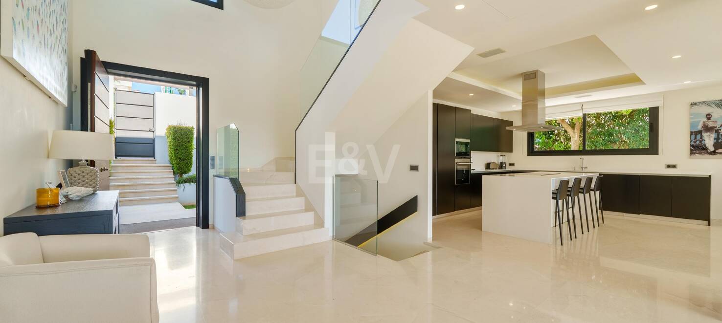 Moderne Villa in geschlossener Wohnanlage in Nueva Andalucía