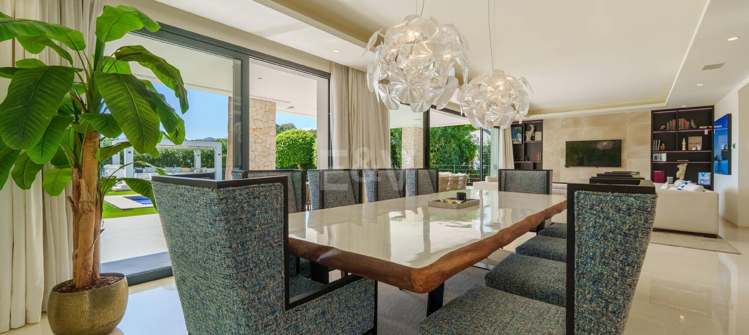 Moderne Villa in geschlossener Wohnanlage in Nueva Andalucía