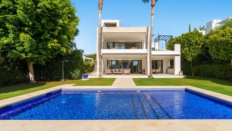 Contemporary Villa in gated community in Nueva Andalucia