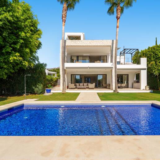 Moderne Villa in geschlossener Wohnanlage in Nueva Andalucía