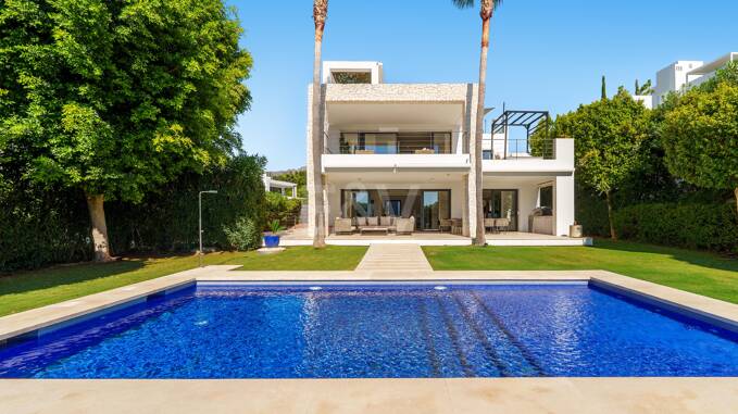 Villa contemporánea en comunidad cerrada en Nueva Andalucía