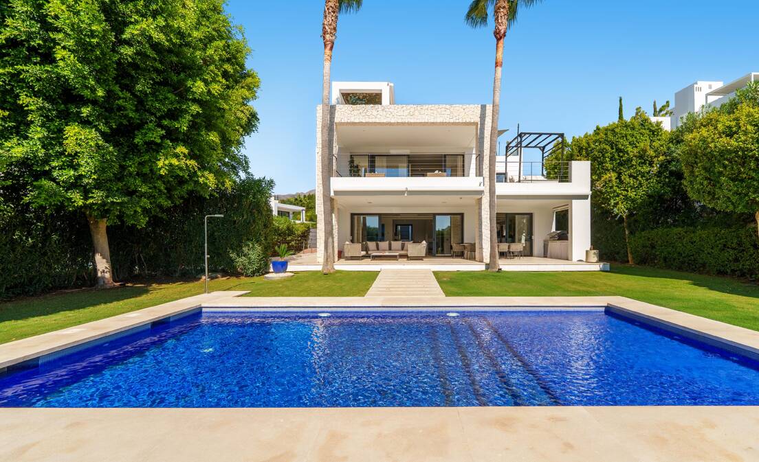 Moderne Villa in geschlossener Wohnanlage in Nueva Andalucía