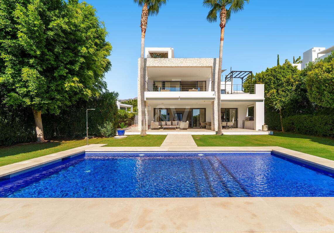Contemporary Villa in Gated Community in Nueva Andalucía
