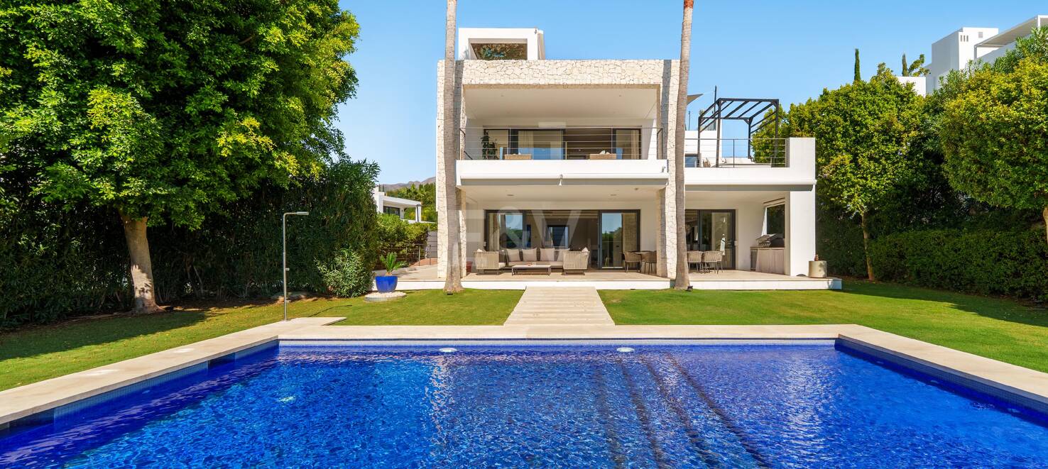 Moderne Villa in geschlossener Wohnanlage in Nueva Andalucía