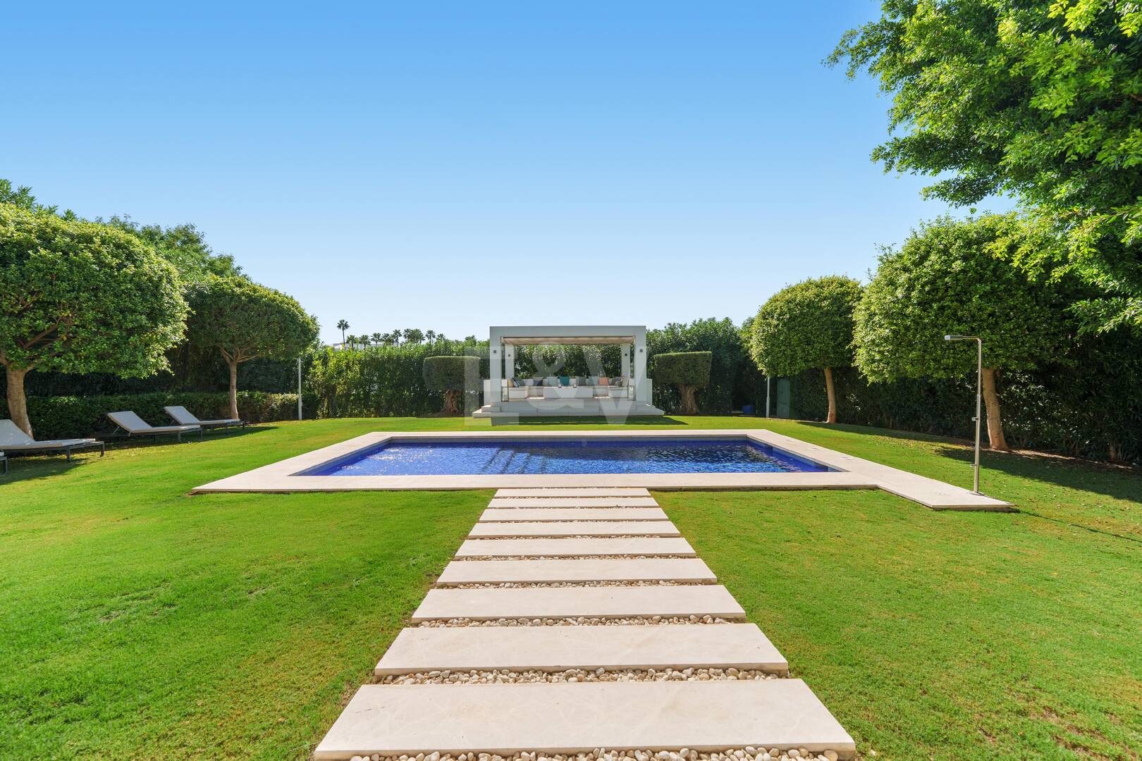 Villa contemporánea en comunidad cerrada en Nueva Andalucía