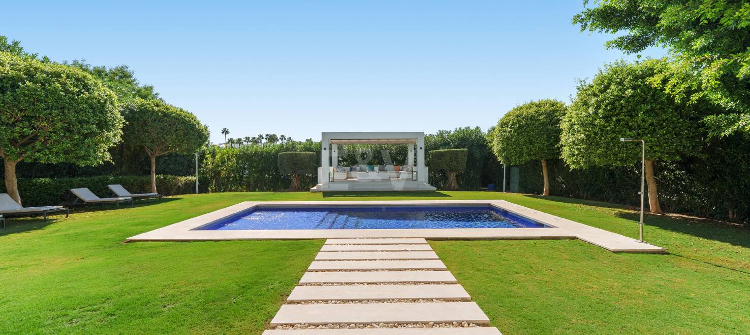 Moderne Villa in geschlossener Wohnanlage in Nueva Andalucía