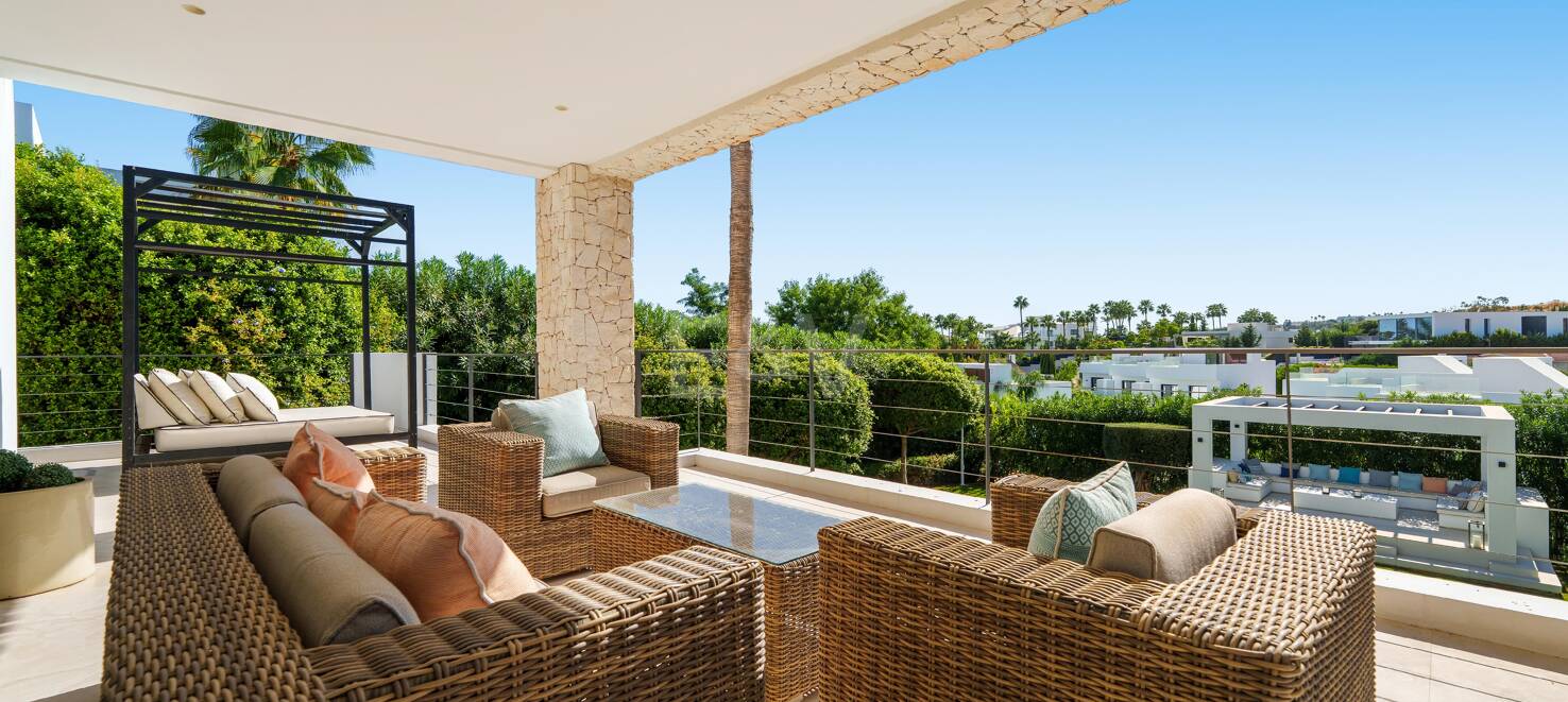 Moderne Villa in geschlossener Wohnanlage in Nueva Andalucía