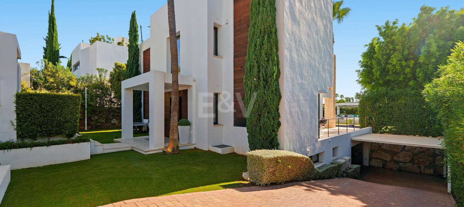 Moderne Villa in geschlossener Wohnanlage in Nueva Andalucía