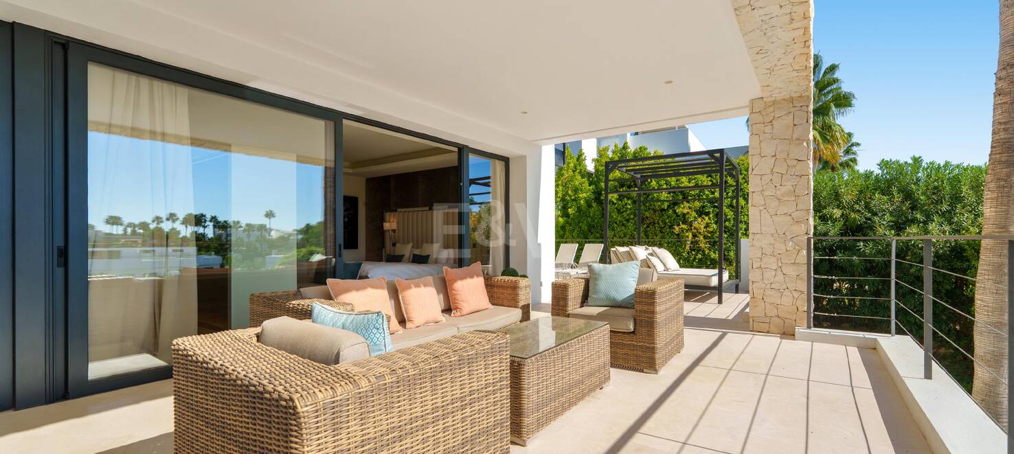 Moderne Villa in geschlossener Wohnanlage in Nueva Andalucía