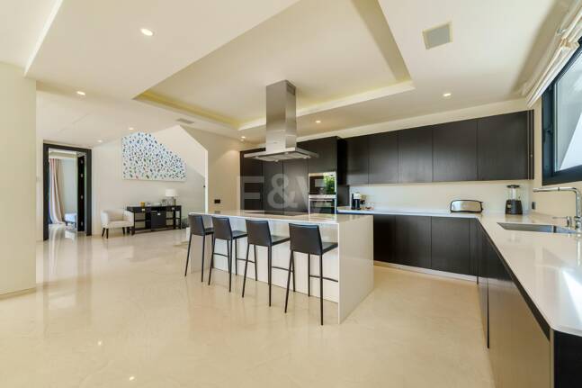 Villa contemporánea en comunidad cerrada en Nueva Andalucía