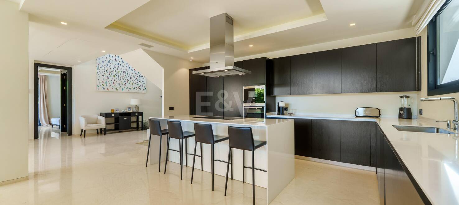 Moderne Villa in geschlossener Wohnanlage in Nueva Andalucía