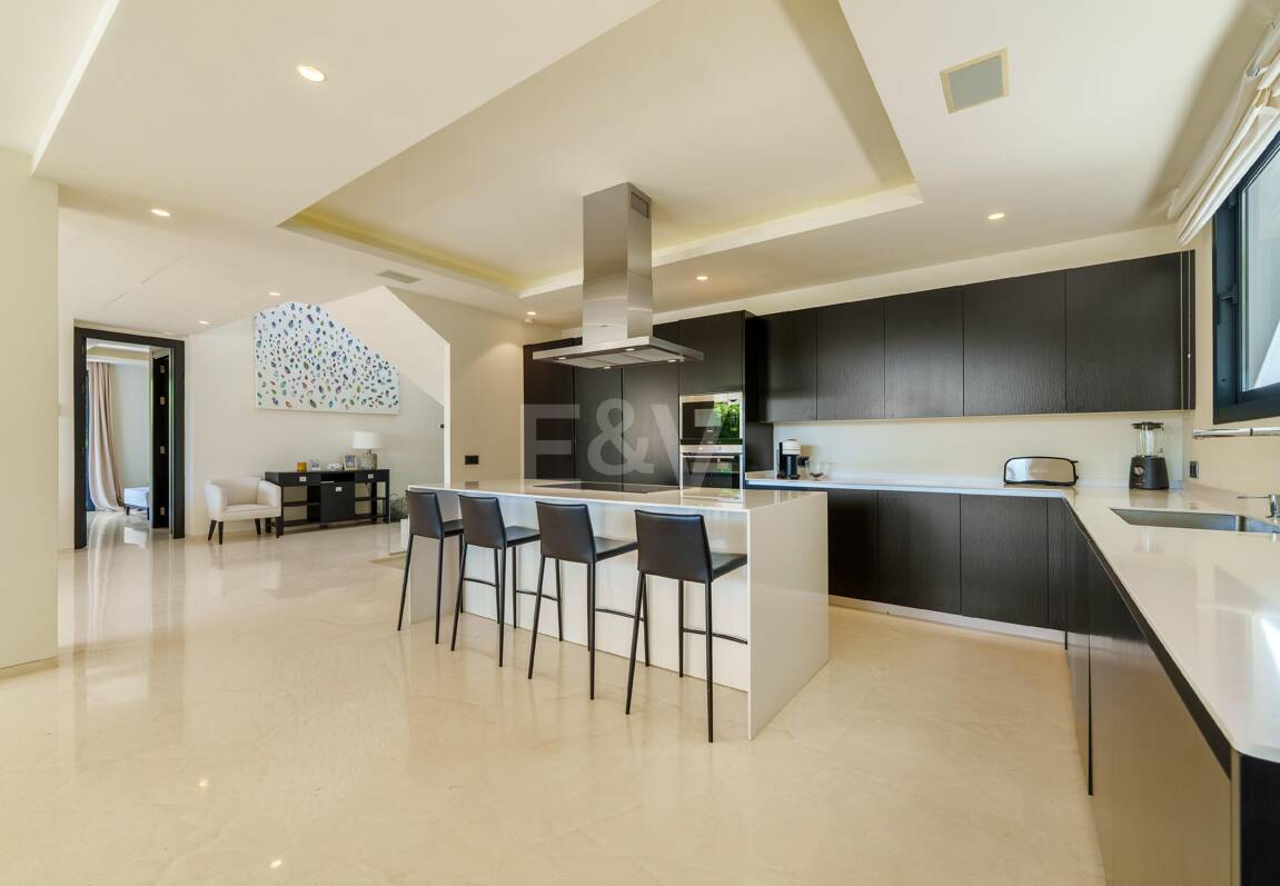 Villa contemporánea en comunidad cerrada en Nueva Andalucía