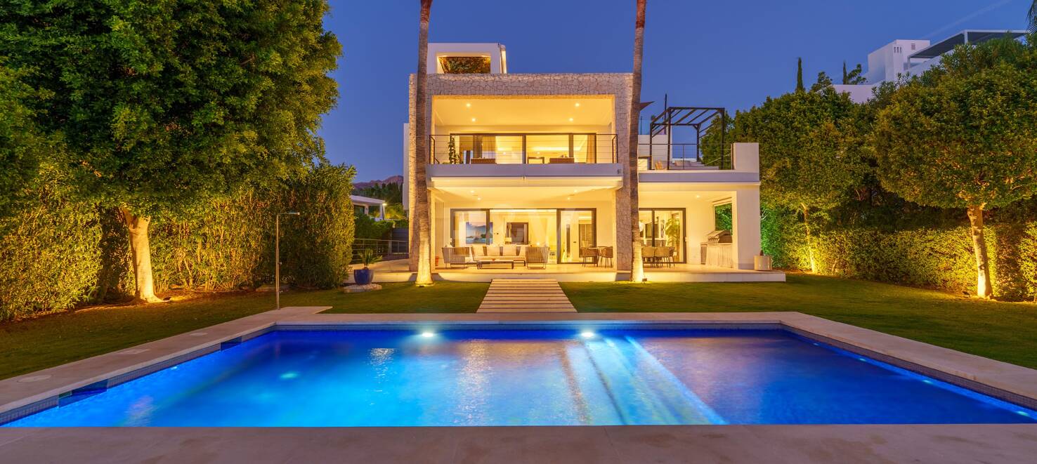 Moderne Villa in geschlossener Wohnanlage in Nueva Andalucía