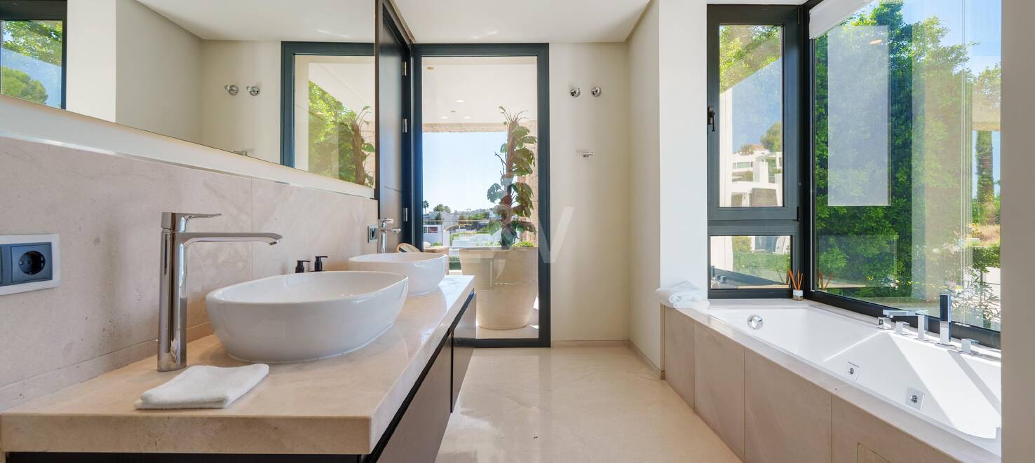 Moderne Villa in geschlossener Wohnanlage in Nueva Andalucía