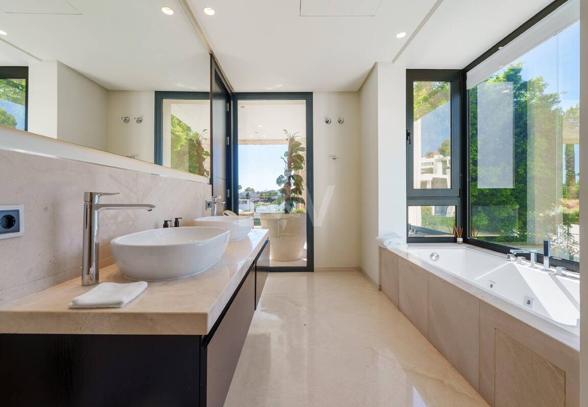 Villa contemporánea en comunidad cerrada en Nueva Andalucía