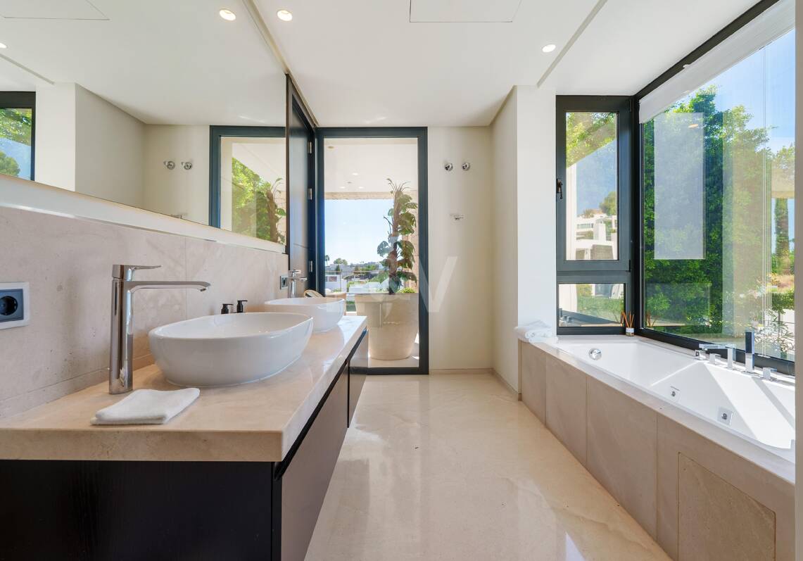 Contemporary Villa in Gated Community in Nueva Andalucía