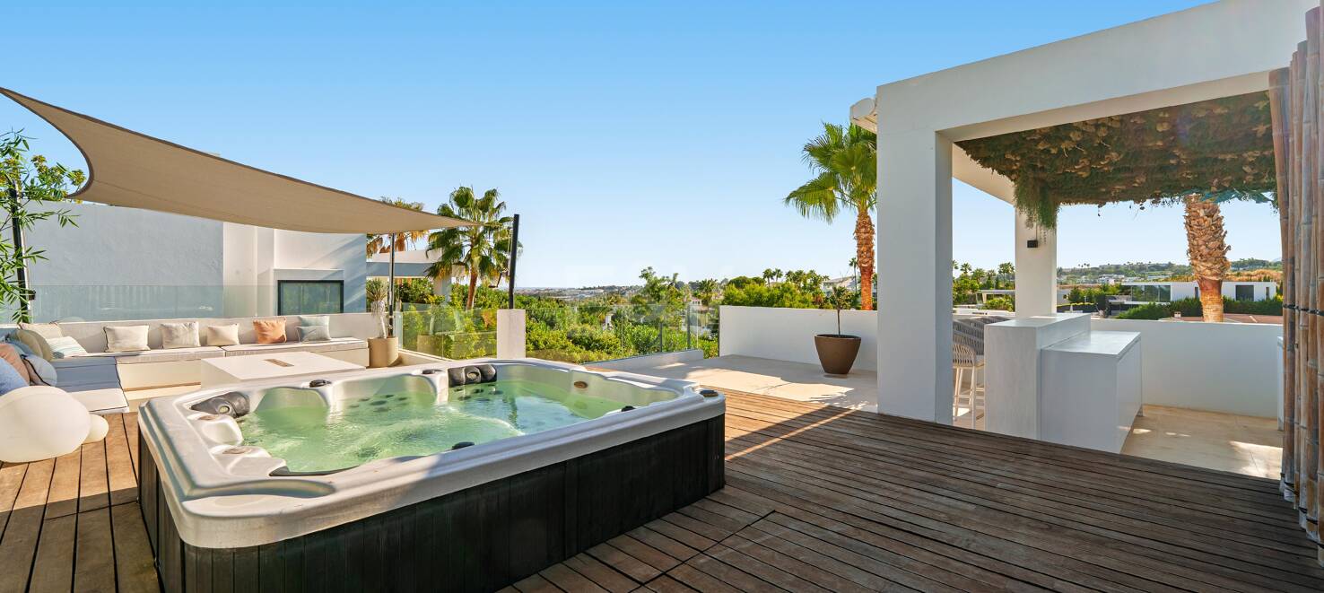 Moderne Villa in geschlossener Wohnanlage in Nueva Andalucía