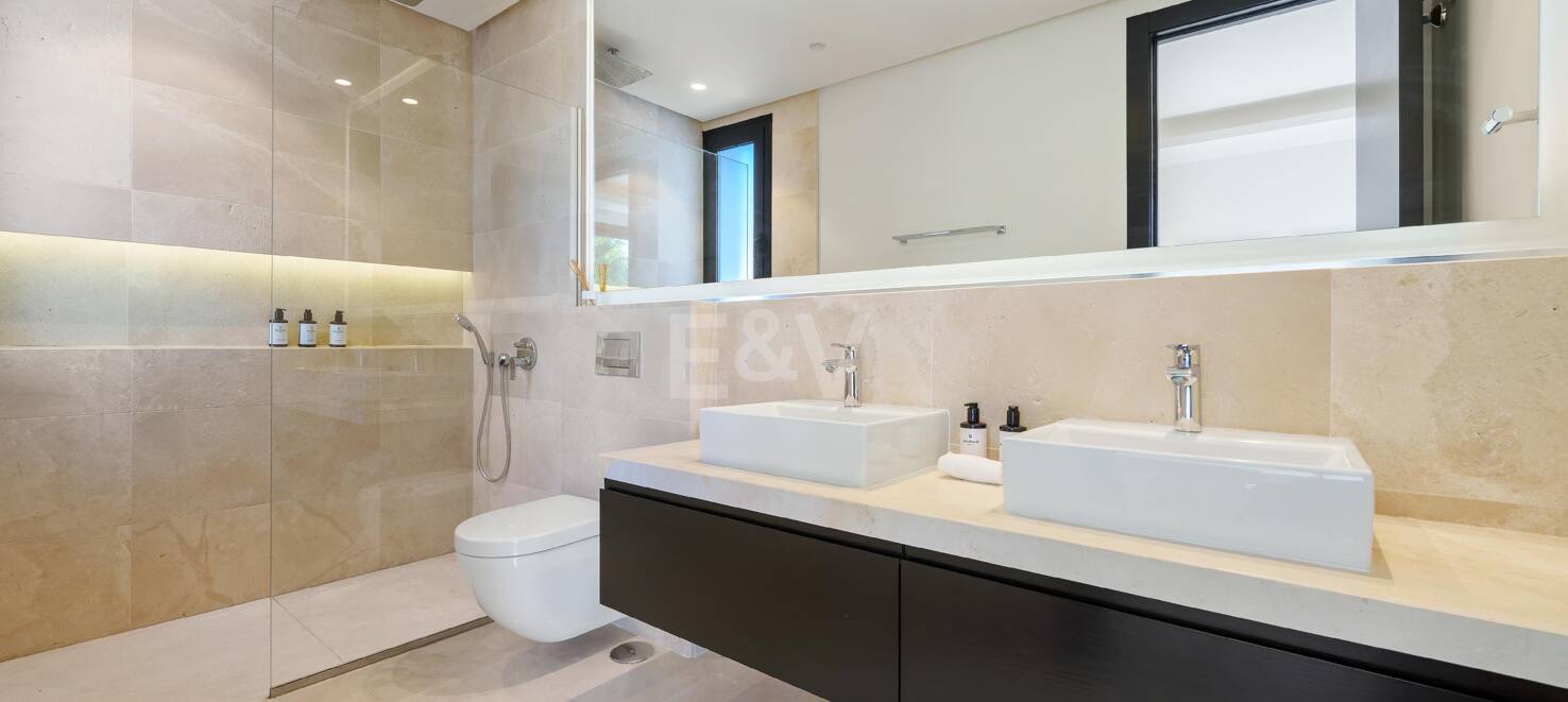 Moderne Villa in geschlossener Wohnanlage in Nueva Andalucía