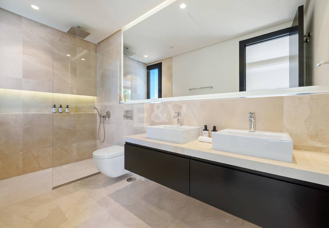 Villa contemporánea en comunidad cerrada en Nueva Andalucía