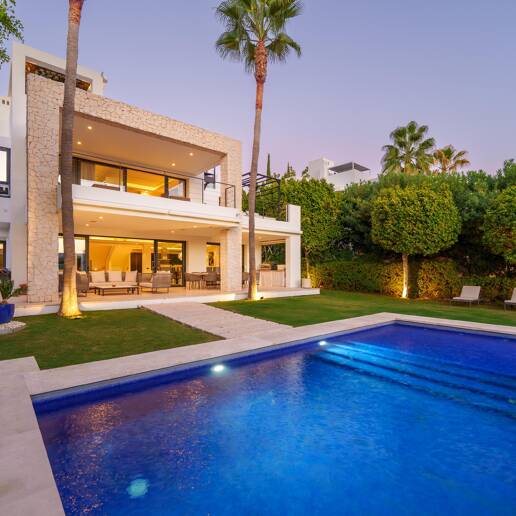 Moderne Villa in geschlossener Wohnanlage in Nueva Andalucía