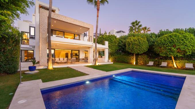 Villa contemporánea en comunidad cerrada en Nueva Andalucía