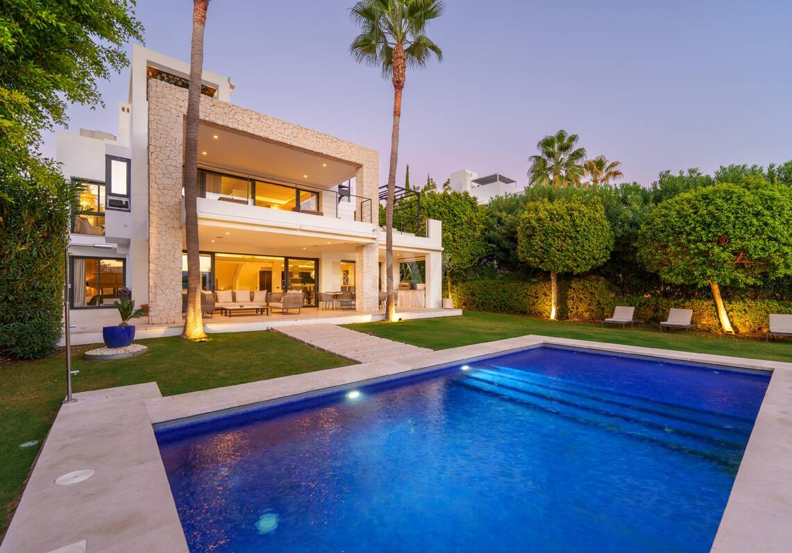 Contemporary Villa in Gated Community in Nueva Andalucía
