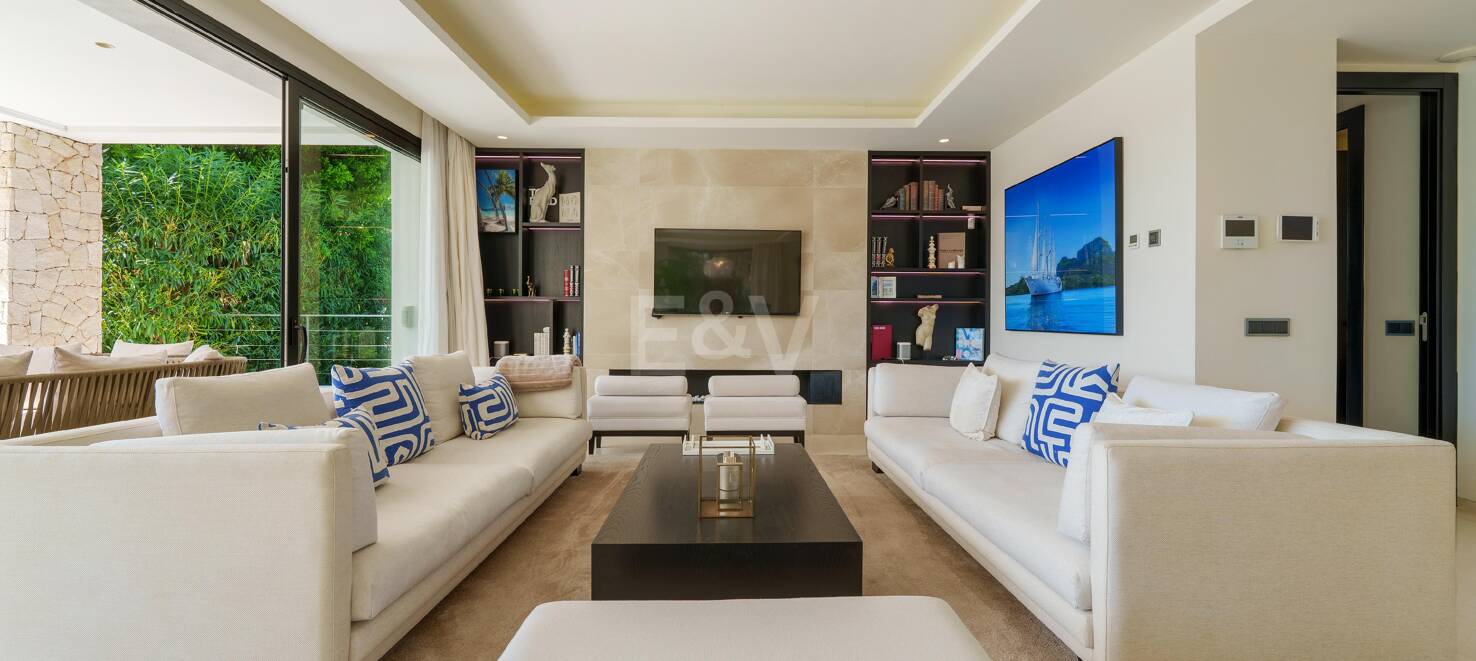 Moderne Villa in geschlossener Wohnanlage in Nueva Andalucía