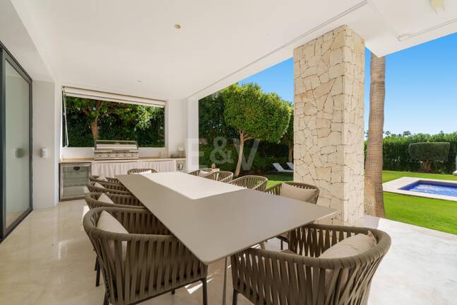 Villa contemporánea en comunidad cerrada en Nueva Andalucía