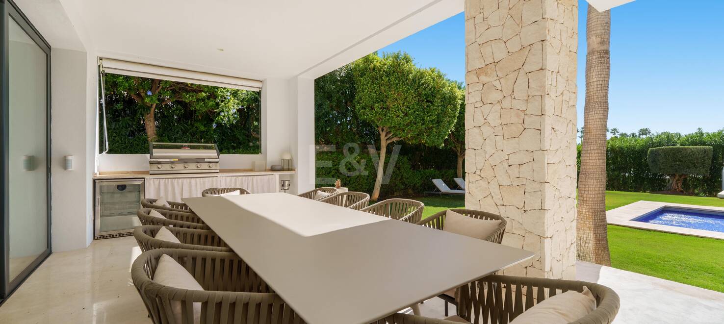 Moderne Villa in geschlossener Wohnanlage in Nueva Andalucía