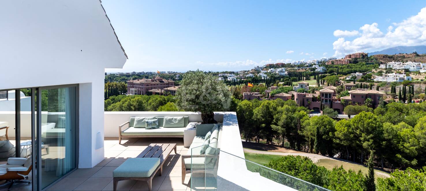 Maisonette-Penthouse mit privatem Pool und Blick auf Meer und Golfplatz