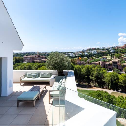 Maisonette-Penthouse mit privatem Pool und Blick auf Meer und Golfplatz