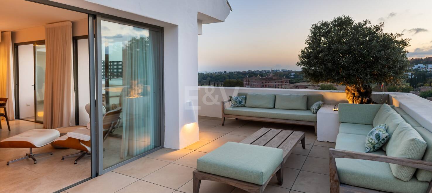 Maisonette-Penthouse mit privatem Pool und Blick auf Meer und Golfplatz