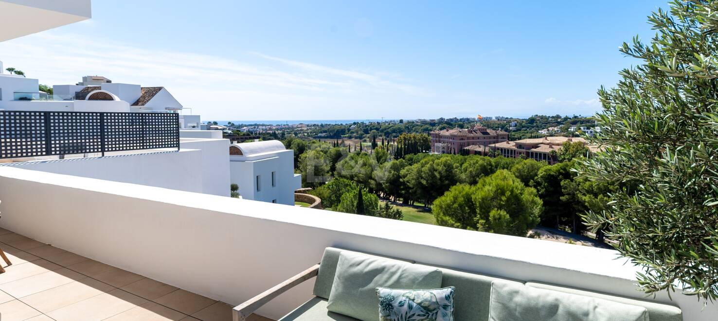 Maisonette-Penthouse mit privatem Pool und Blick auf Meer und Golfplatz