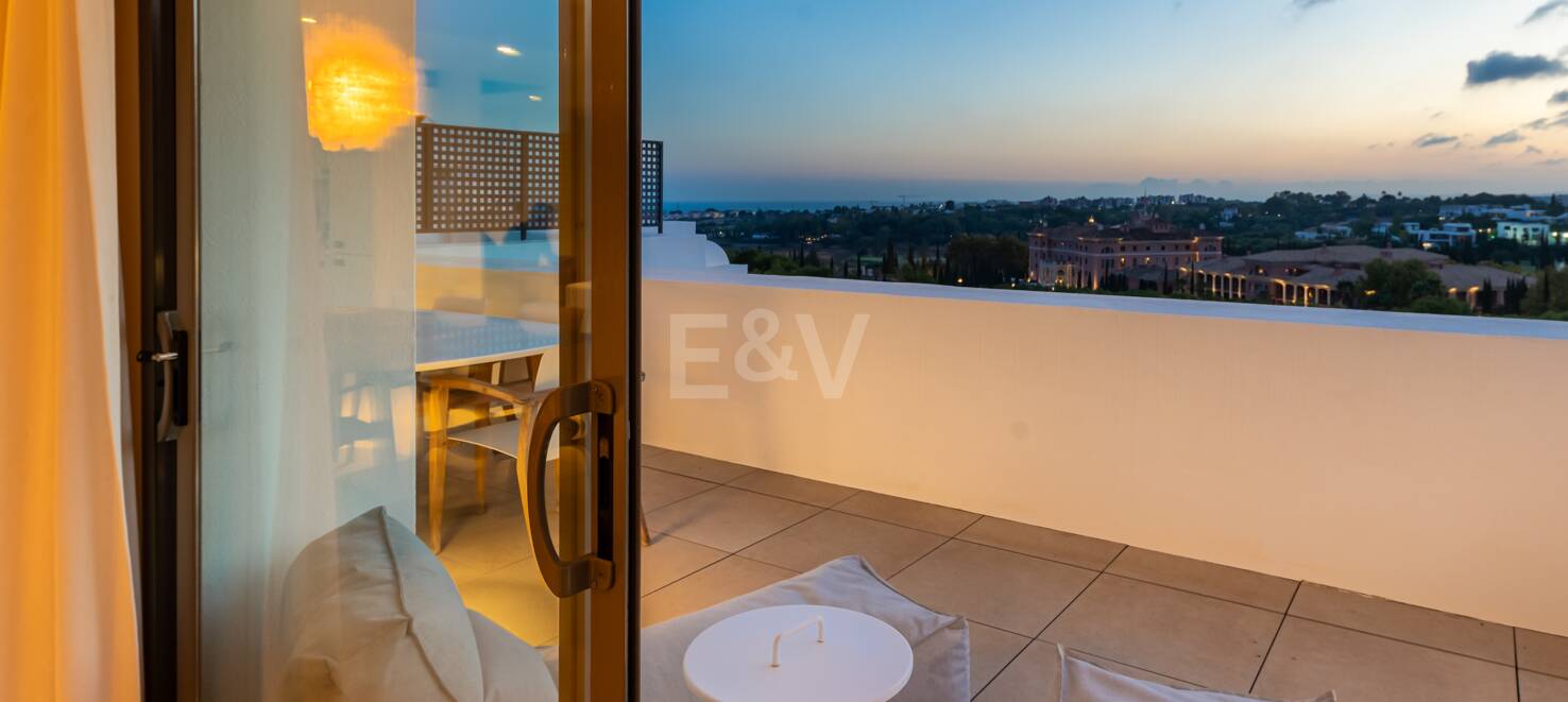 Maisonette-Penthouse mit privatem Pool und Blick auf Meer und Golfplatz