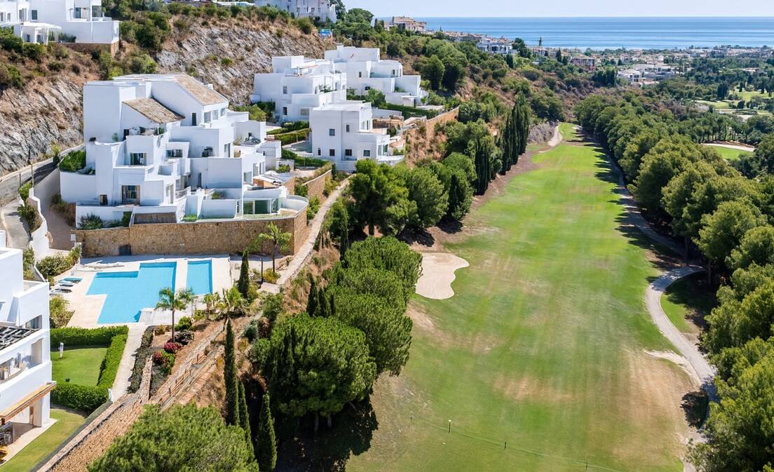 Ático dúplex con piscina privada y vistas al mar y al golf