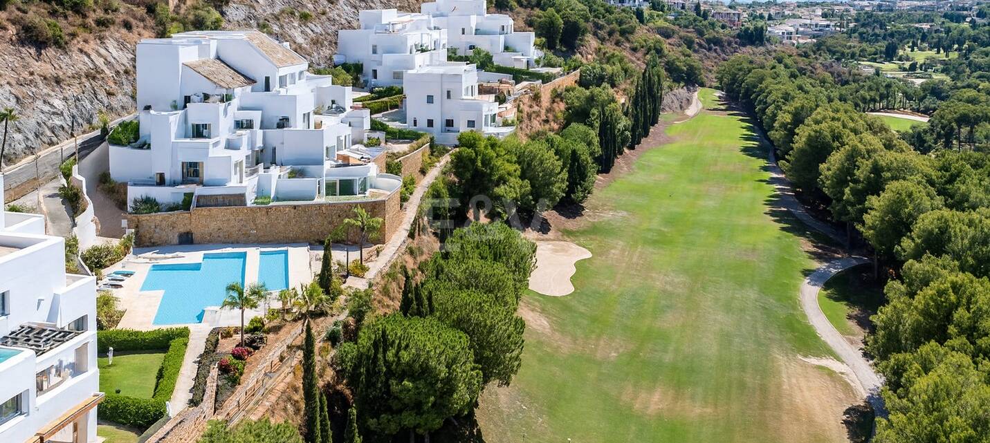 Maisonette-Penthouse mit privatem Pool und Blick auf Meer und Golfplatz