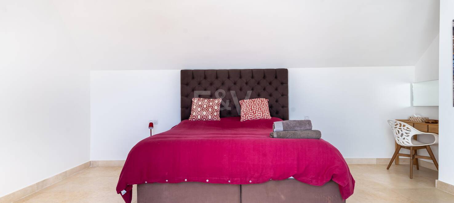 Maisonette-Penthouse mit privatem Pool und Blick auf Meer und Golfplatz