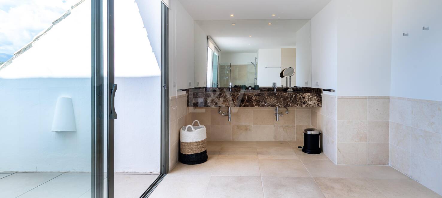 Maisonette-Penthouse mit privatem Pool und Blick auf Meer und Golfplatz