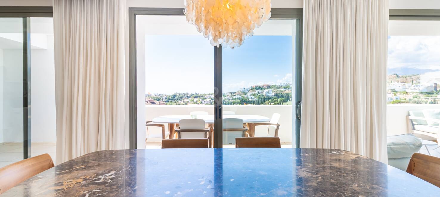 Maisonette-Penthouse mit privatem Pool und Blick auf Meer und Golfplatz