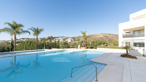 Dúplex ático en primera línea de golf con piscina privada y vistas al mar