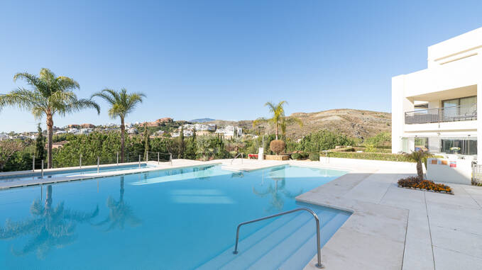 Dúplex ático en primera línea de golf con piscina privada y vistas al mar