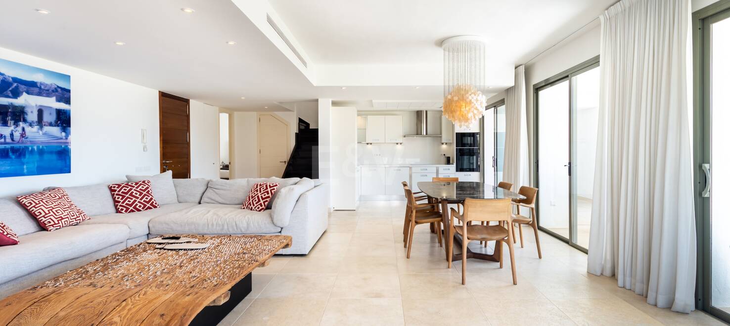 Maisonette-Penthouse mit privatem Pool und Blick auf Meer und Golfplatz