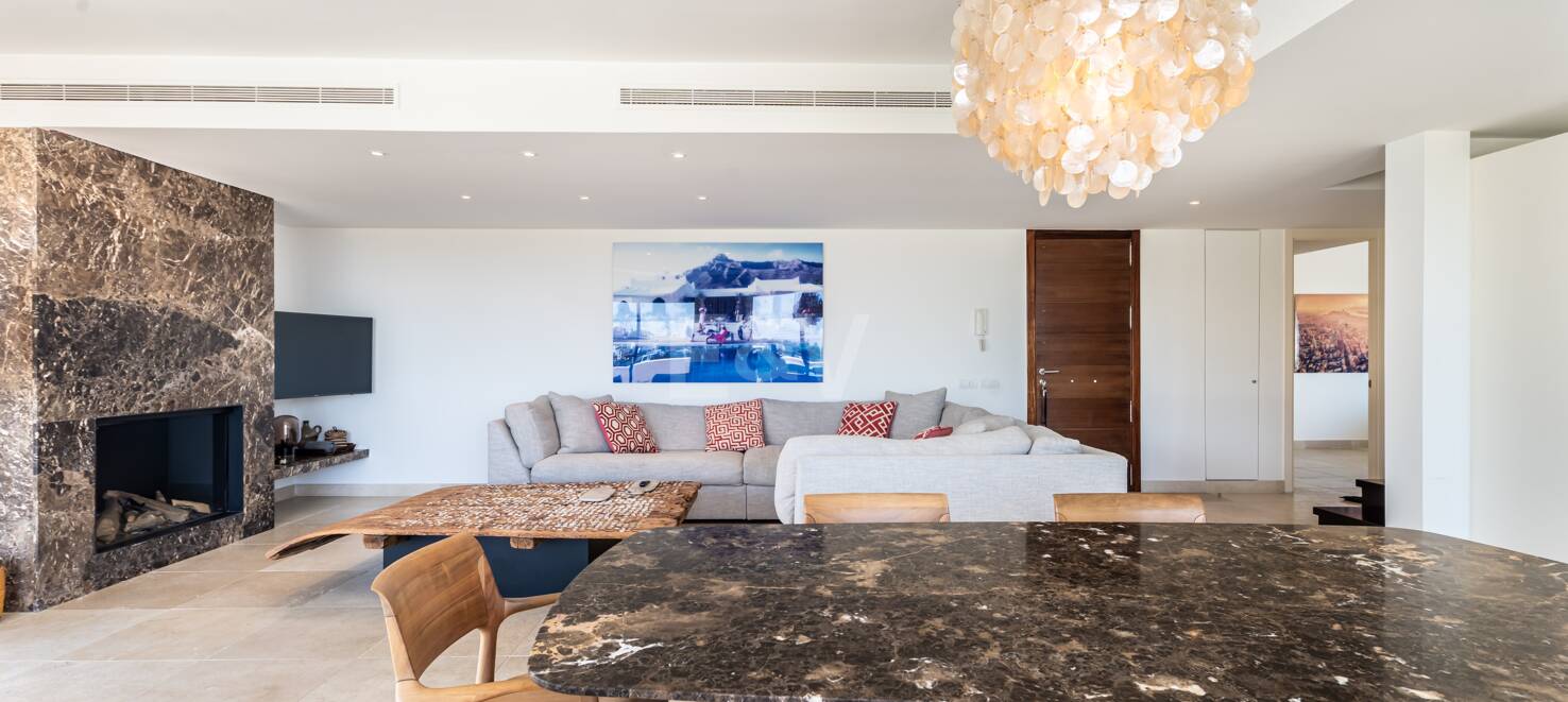 Maisonette-Penthouse mit privatem Pool und Blick auf Meer und Golfplatz