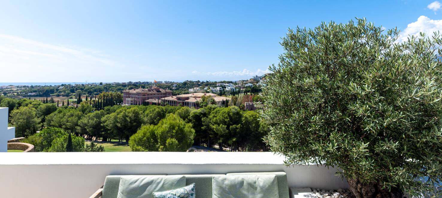 Maisonette-Penthouse mit privatem Pool und Blick auf Meer und Golfplatz