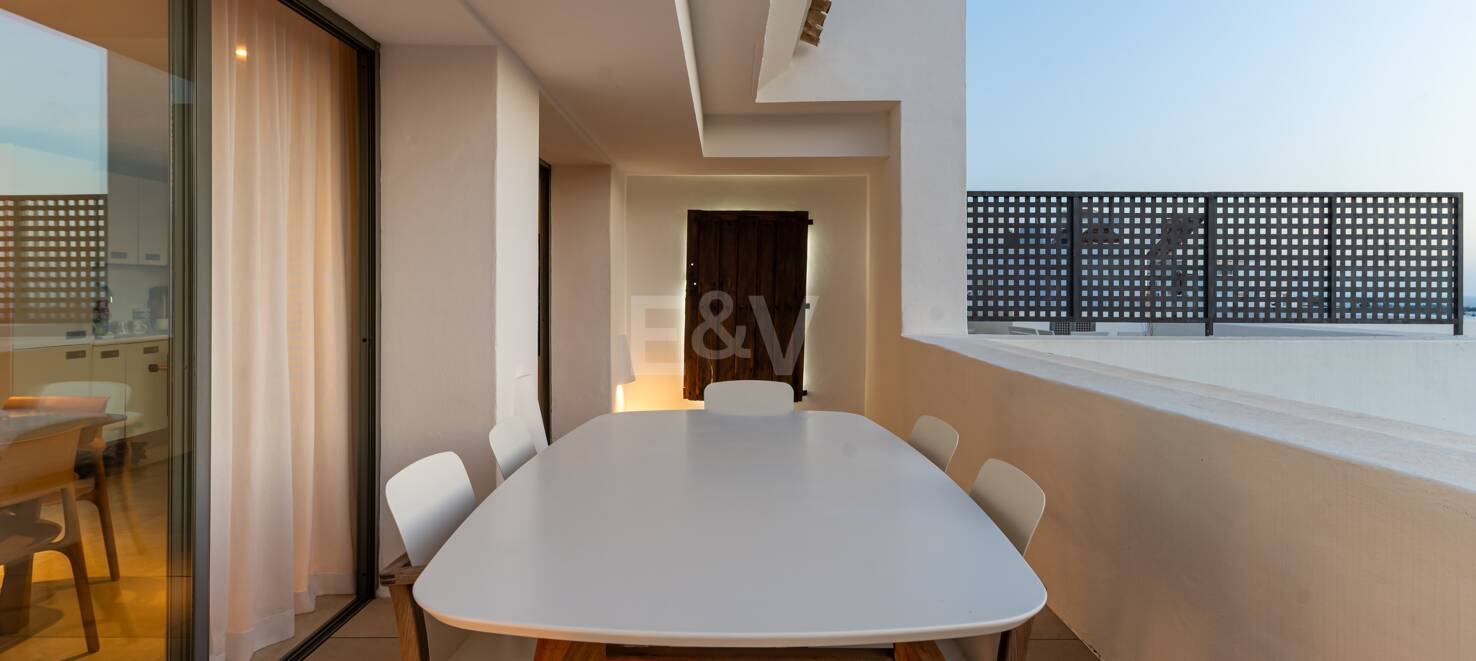 Maisonette-Penthouse mit privatem Pool und Blick auf Meer und Golfplatz