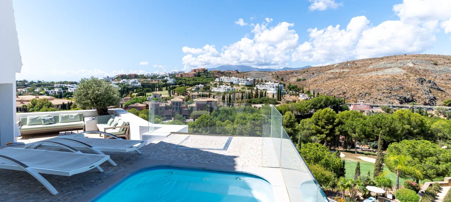 Maisonette-Penthouse mit privatem Pool und Blick auf Meer und Golfplatz